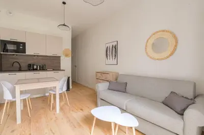 Cuisine ou kitchenette dans l'établissement Appartement T2 neuf, climatisé proche Lyon 3