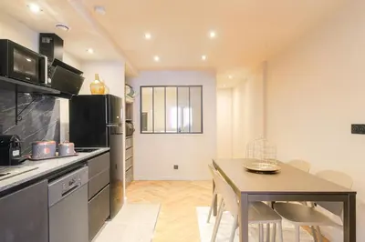 Cuisine ou kitchenette dans l'établissement Appartement lumineux pour 4, Villeurbanne Cusset