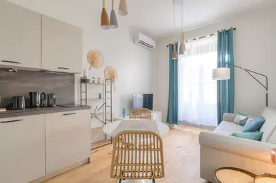 Cuisine ou kitchenette dans l'établissement T2 neuf, climatisé proche Lyon
