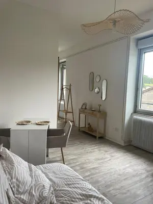 Un ou plusieurs lits dans un hébergement de l'établissement La parenthèse dorée Studio à saint bel