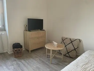 Télévision ou salle de divertissement dans l'établissement La parenthèse dorée Studio à saint bel