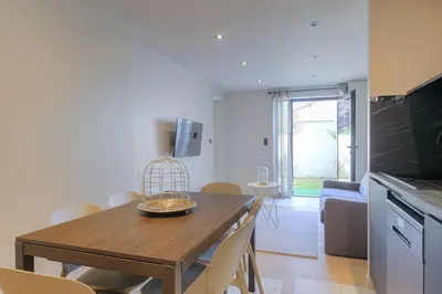 Télévision ou salle de divertissement dans l'établissement T3 spacieux en duplex, 2 chambres, Villeurbanne