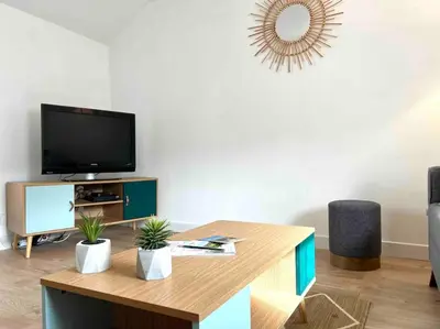 Télévision ou salle de divertissement dans l'établissement Hyper Centre Charmant T2 idéalement situé