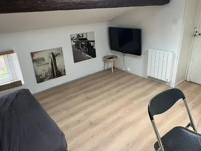 Télévision ou salle de divertissement dans l'établissement La Tour Ronde