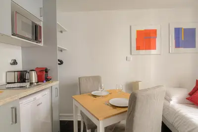 Cuisine ou kitchenette dans l'établissement Studio fonctionnel et rénové, Berges du Rhône