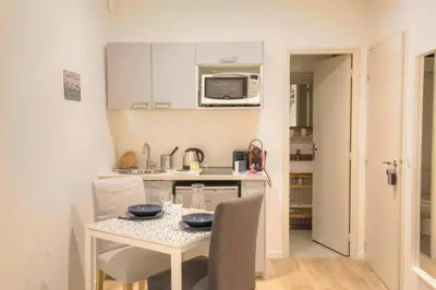 Cuisine ou kitchenette dans l'établissement Studio chaleureux - Proche Presqu'île de Lyon