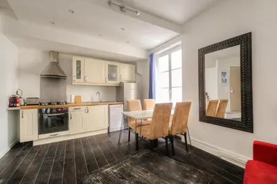Cuisine ou kitchenette dans l'établissement Appartement cosy et lumineux, Berges du Rhône