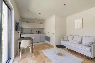 Cuisine ou kitchenette dans l'établissement Petit studio compact et moderne, Écully