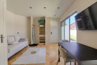 Télévision ou salle de divertissement dans l'établissement Petit studio compact et moderne, Écully