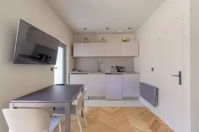 Cuisine ou kitchenette dans l'établissement Petit studio compact et moderne, Écully