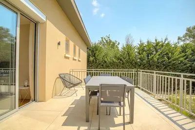 Balcon ou terrasse dans l'établissement Joli T3 avec terrasse et parking, Écully