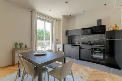 Cuisine ou kitchenette dans l'établissement Joli T3 avec terrasse et parking, Écully