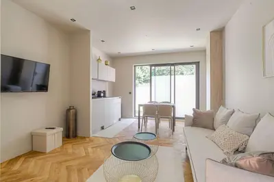 Télévision ou salle de divertissement dans l'établissement Bel appartement lumineux, deux pièces, Ecully
