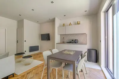 Cuisine ou kitchenette dans l'établissement Bel appartement lumineux, deux pièces, Ecully