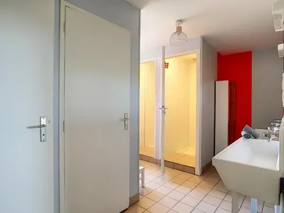 Salle de bains dans l'établissement Les Caboches de Garanche