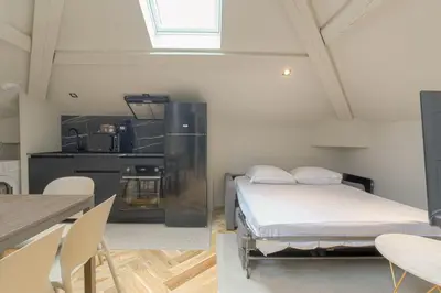 Cuisine ou kitchenette dans l'établissement Bel appartement T3, bien équipé, Ecully