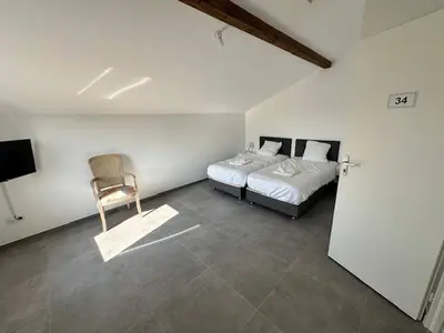 Un ou plusieurs lits dans un hébergement de l'établissement House 30 With 5 Bedrooms Lechaffardcom