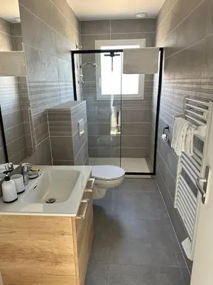 Salle de bains dans l'établissement House 30 With 5 Bedrooms Lechaffardcom