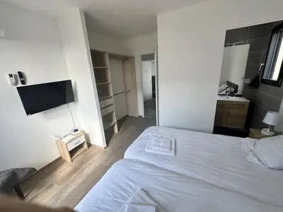 Un ou plusieurs lits dans un hébergement de l'établissement House 70 with 8 bedrooms lechaffardcom