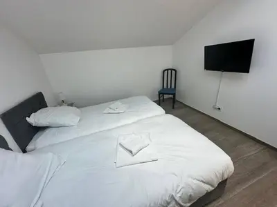 Un ou plusieurs lits dans un hébergement de l'établissement House 70 with 8 bedrooms lechaffardcom