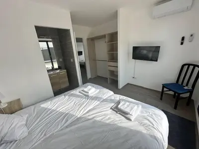 Un ou plusieurs lits dans un hébergement de l'établissement House 70 with 8 bedrooms lechaffardcom