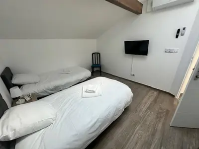 Un ou plusieurs lits dans un hébergement de l'établissement House 70 with 8 bedrooms lechaffardcom
