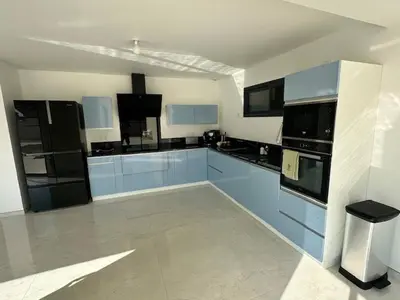 Cuisine ou kitchenette dans l'établissement House 70 with 8 bedrooms lechaffardcom