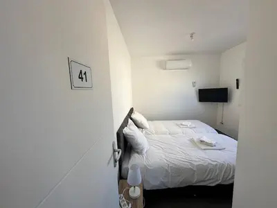 Un ou plusieurs lits dans un hébergement de l'établissement House 40 With 5 Bedrooms Lechaffardcom