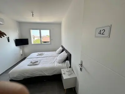 Un ou plusieurs lits dans un hébergement de l'établissement House 40 With 5 Bedrooms Lechaffardcom