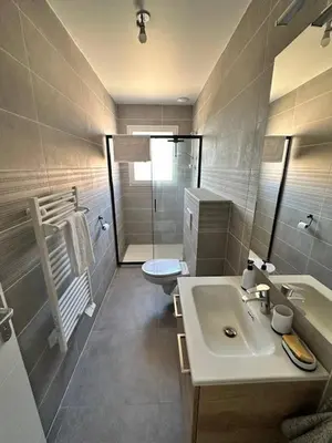 Salle de bains dans l'établissement House 40 With 5 Bedrooms Lechaffardcom