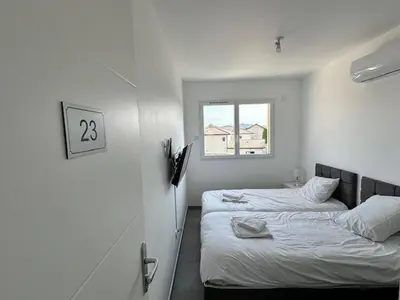 Un ou plusieurs lits dans un hébergement de l'établissement House 20 with 5 bedrooms lechaffardcom