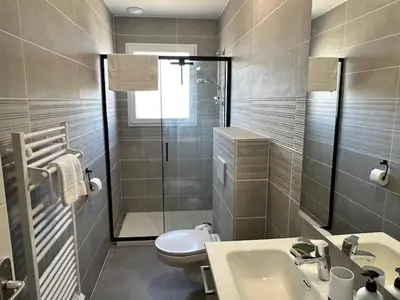 Salle de bains dans l'établissement House 20 with 5 bedrooms lechaffardcom