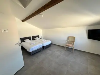 Un ou plusieurs lits dans un hébergement de l'établissement House 20 with 5 bedrooms lechaffardcom