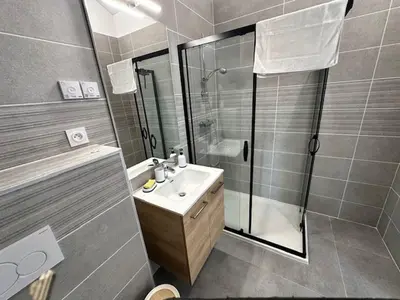 Salle de bains dans l'établissement House 20 with 5 bedrooms lechaffardcom