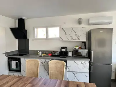 Cuisine ou kitchenette dans l'établissement House 20 with 5 bedrooms lechaffardcom
