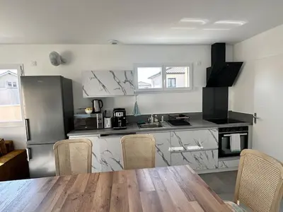 Cuisine ou kitchenette dans l'établissement House with 5 bedrooms lechaffardcom