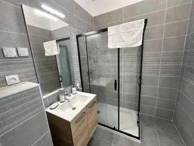 Salle de bains dans l'établissement House with 5 bedrooms lechaffardcom