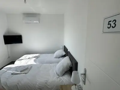 Un ou plusieurs lits dans un hébergement de l'établissement House with 5 bedrooms lechaffardcom