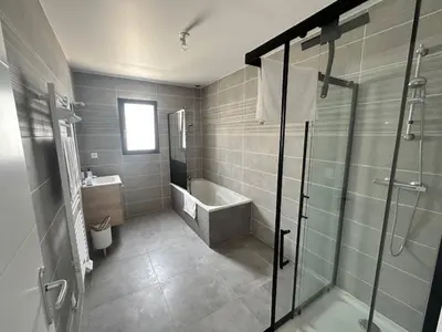 Salle de bains dans l'établissement House 60 with 3 bedrooms lechaffardcom