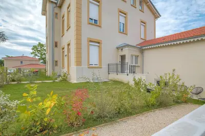 Jardin de l'établissement Superbe duplex avec parking, Tour-de-Salvagny