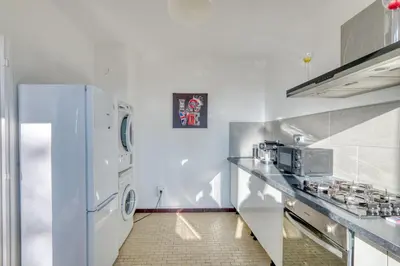 Cuisine ou kitchenette dans l'établissement Le Repaire des Travailleurs - Balcon Privé - Jonage