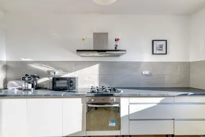 Cuisine ou kitchenette dans l'établissement Le Repaire des Travailleurs - Balcon Privé - Jonage