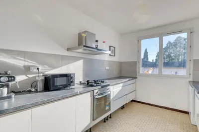 Cuisine ou kitchenette dans l'établissement Le Repaire des Travailleurs - Balcon Privé - Jonage