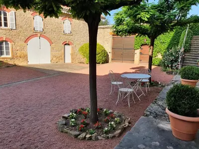 Jardin de l'établissement DOMAINE DES FRANCHISES - Beaujolais Village - Charme et authenticité au cœur des Pierres dorées