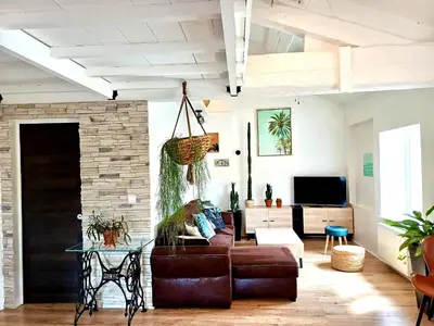 Télévision ou salle de divertissement dans l'établissement Le Nid Tropical Proche gare