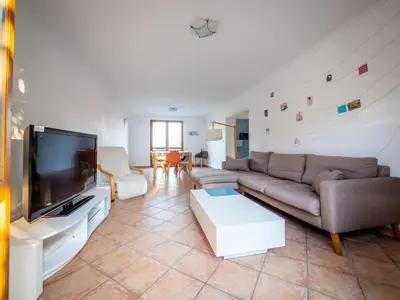 Télévision ou salle de divertissement dans l'établissement Jolie Villa avec jardin