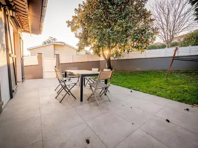 Jardin de l'établissement Jolie Villa avec jardin