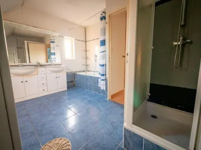 Salle de bains dans l'établissement Jolie Villa avec jardin