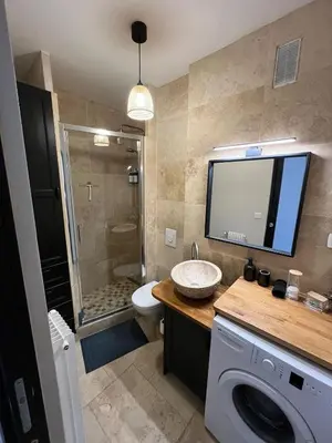 Salle de bains dans l'établissement Le Relais des Cyclamens Bron