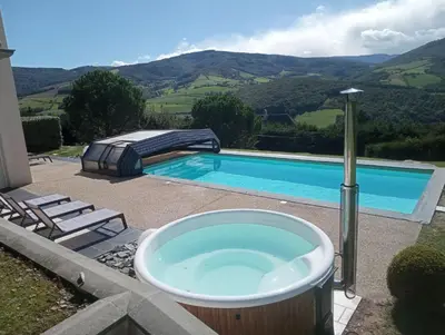 Piscine de l'établissement Gites des hauts de Jurieux Des activités pour tous ! ou située à proximité